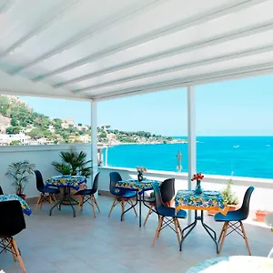 una-terrazza-sul-golfo.sicilyhotelsitaly.net/